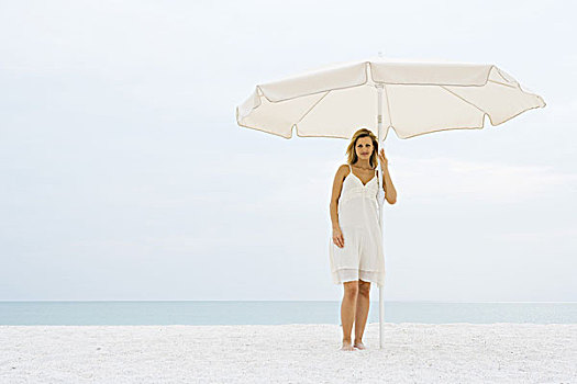 女人,太阳裙,站立,伞,海滩,看镜头