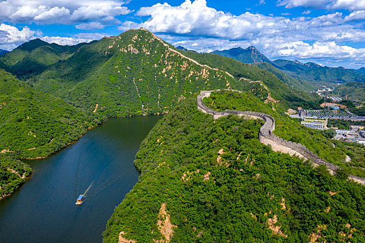 北京怀柔黄花城水长城,绿水青山风景如画