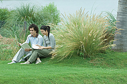 坐,夫妇,草地,读书