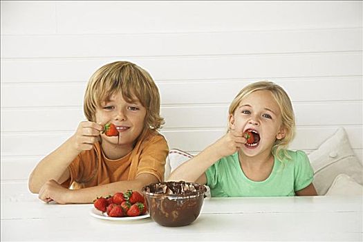 孩子,吃,草莓,巧克力