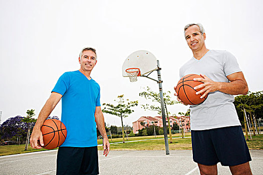 两个男人,拿着,篮球,篮球场