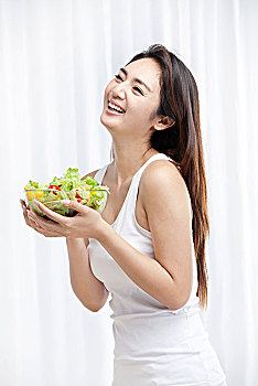 吃蔬菜沙拉的亚洲女孩