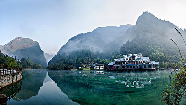 湖北秭归三峡竹海圣水湖畔