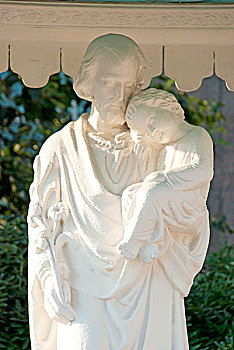 王府井东堂教堂的耶稣报儿童雕像