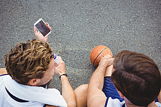 俯视,篮球手,展示,手机,朋友,坐,球场