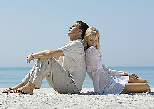 坐,夫妇,海滩,背对背