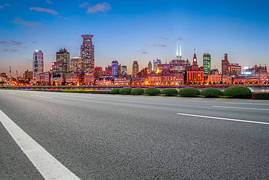 城市道路夜景和上海陆家嘴建筑景观