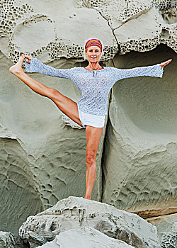 女人,瑜伽姿势,岩石构造,安达卢西亚,西班牙