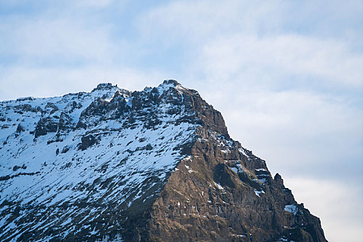 冰岛冬季的雪山