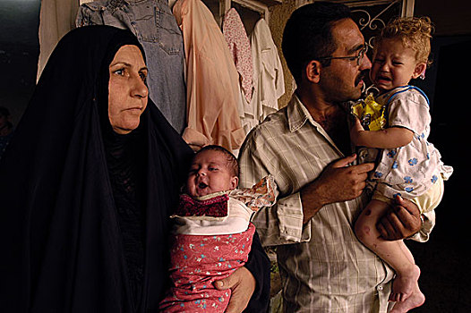 生存,搂抱,破旧,两个,女儿,地区,巴格达,四月,2003年,联合,美洲,容器,大,堆,军火,左边