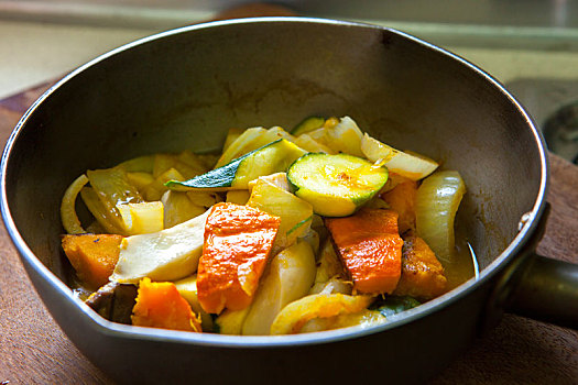 在锅子里营养健康的炖蔬菜
