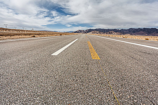 中国西部荒野道路