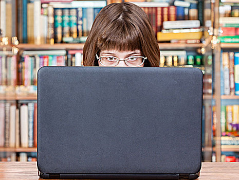 女孩,笔记本电脑,显示屏,图书馆