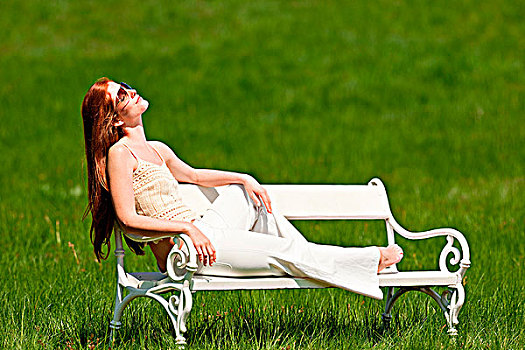 红发,女人,享受,太阳,白色背景,长椅,绿色,草地,浅