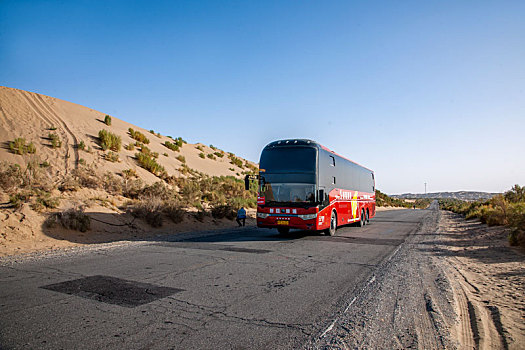 新疆塔里木沙漠公路营运的客车