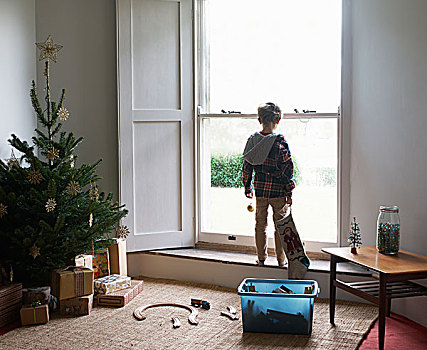 男孩,拿着,圣诞袜,窗边
