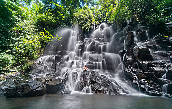 坐,女人,岩石上,瀑布,空气,靠近,乌布,巴厘岛,印度尼西亚,亚洲