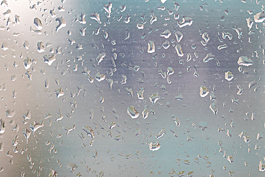 下雨后窗户玻璃上的水珠