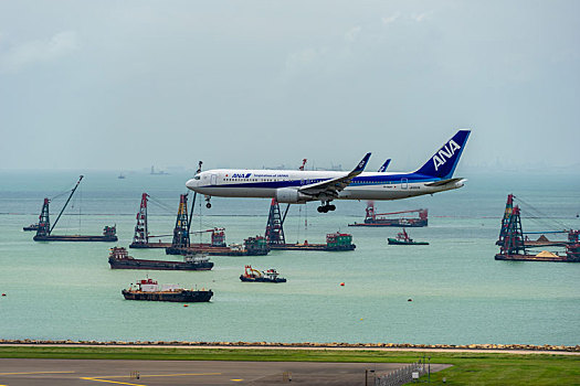 一架日本全日空的客机正降落在香港国际机场