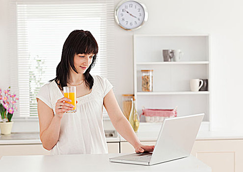 美女,黑发,女人,拿着,玻璃,橙汁,放松,笔记本电脑