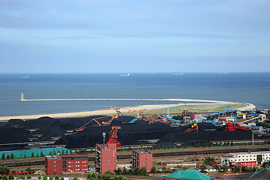 山东省日照市,夏日里的海港风景如画,轮船火车与灯塔相得益彰