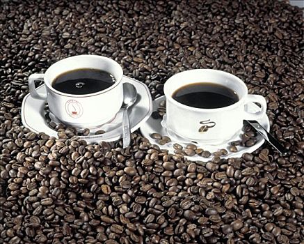 两个,咖啡杯,围绕,咖啡豆
