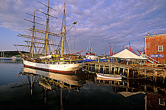 高桅横帆船,卢嫩堡,新斯科舍省,加拿大