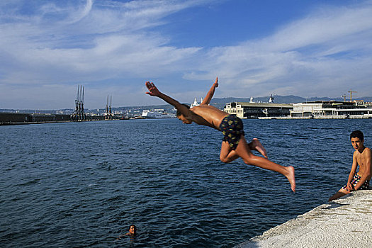 法国,马赛,港口,青少年,男孩,跳跃,水中