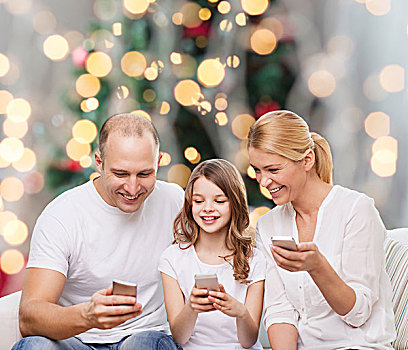 家庭,休假,科技,人,微笑,母亲,父亲,小女孩,上方,圣诞树,背景