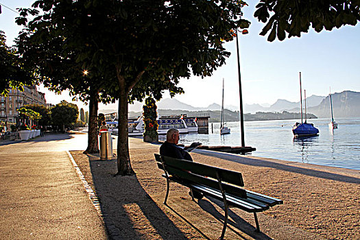 瑞士琉森湖岸边休息用的长条椅
