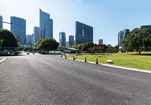 汽车广告背景,公路和现代城市建筑