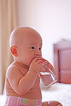 坐着喝水的婴儿