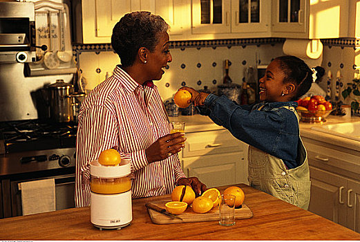 祖母,孙女,制作,橙汁,厨房