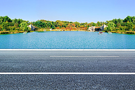 蓝天白云,湖泊风光与沥青路面,汽车广告背景道路素材