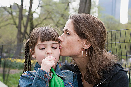母亲,吻,女儿,中央公园,纽约