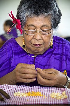 女人,制作,珠链,纽埃岛,南太平洋