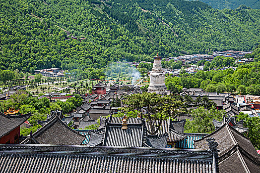 山西忻州市五台山菩萨顶寺院上远眺五台山群寺院
