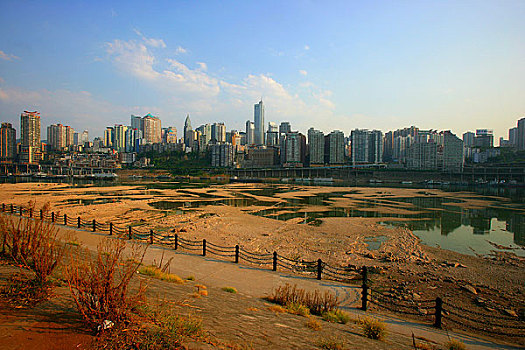 2006重庆百年一遇的特大旱灾,因旱已露出的嘉陵江古河床,岸边的小草已枯死