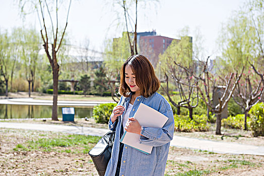 漂亮的女学生在校园里