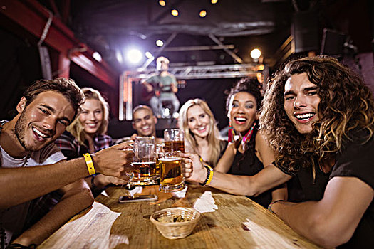 头像,高兴,朋友,祝酒,啤酒杯,坐,桌子,俱乐部