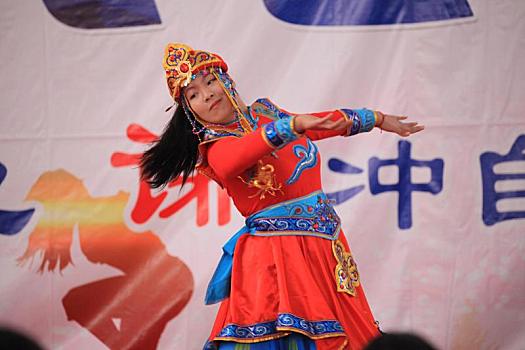 新疆哈密,学生舞动蒙古舞