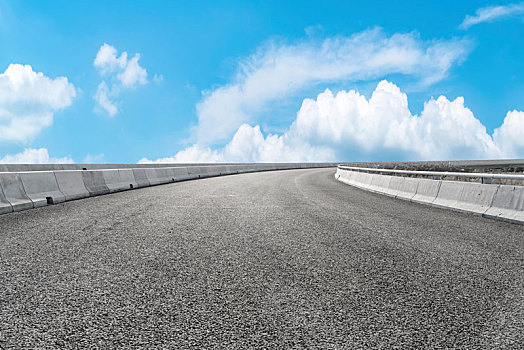 蓝天白云和沥青高速公路