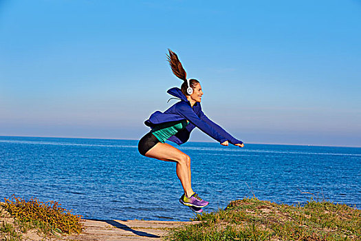 跑步,女孩,跳跃,训练,海滩,沙丘,耳机,音乐