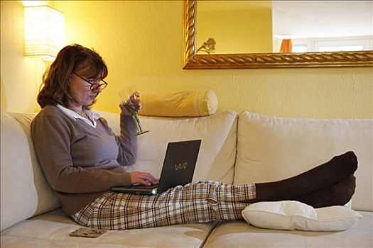 女人,45岁,老,上网,笔记本电脑,沙发