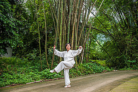 广西桂林漓江江畔打太极拳