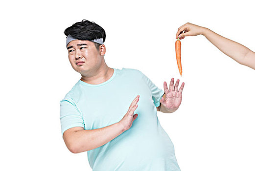 肥胖的青年男子拒绝吃胡萝卜