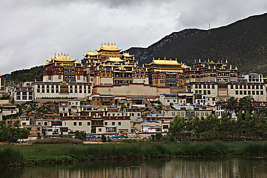 松赞林寺全景