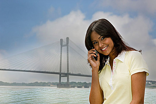女人,肖像,交谈,手机,桥,背景,河,加尔各答,西孟加拉,印度