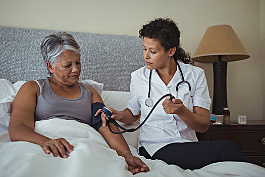 女医生,测量,血压,老年,女人,在家