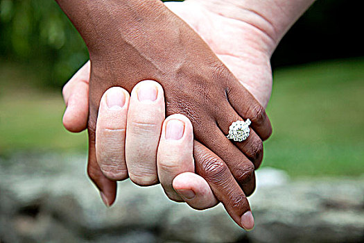 异族夫妇,握手,钻石,订婚戒指,特写